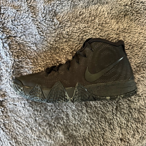 NIKE Kyrie 4 Blackouts Kids Basketball Shoes - Picture 8 of 11